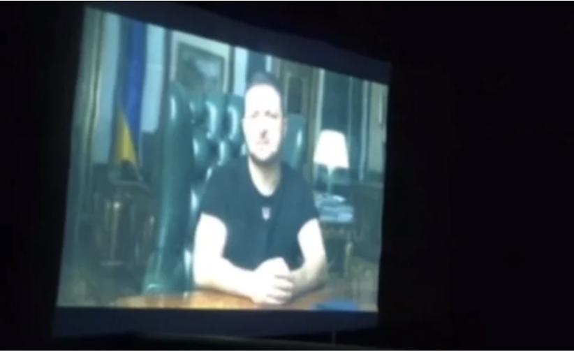 Величезний екран, на якому показують Бучу та Зеленського, поставили на українсько-білоруському кордоні 