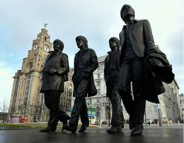 У Ліверпулі пам’ятник легендарним «Beatles» одягнули у вишиванки (ФОТО)