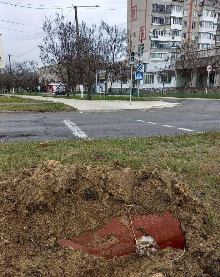 На оккупированной Херсонской области россияне закапывают на перекрестках бочки с неизвестным содержимым