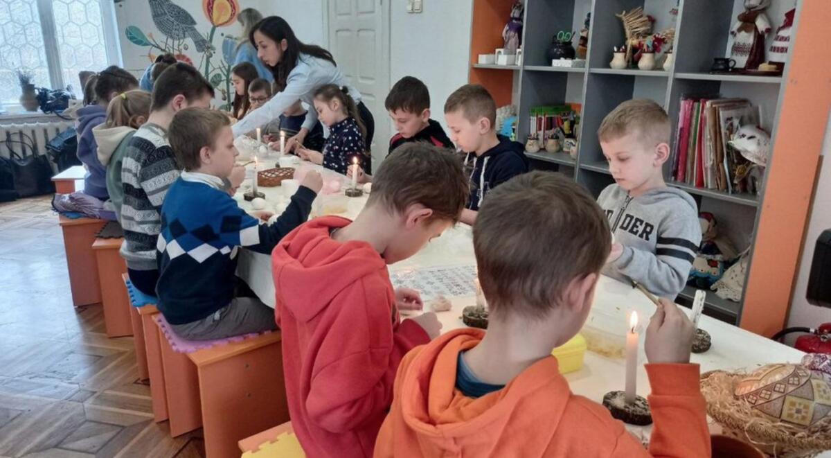 У Луцьку дітей-переселенців вчили розмальовувати писанки