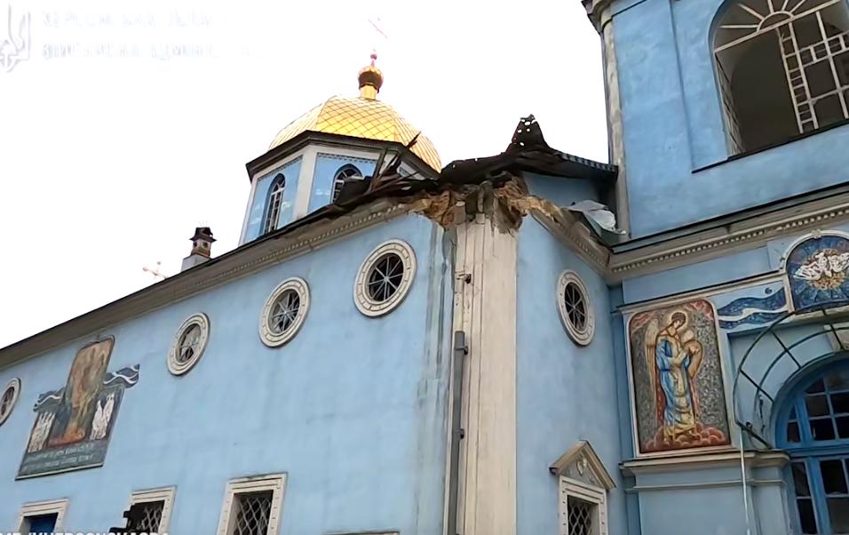 У Херсоні російські окупанти з артилерії обстріляли найдавнішу церкву (ВІДЕО)
