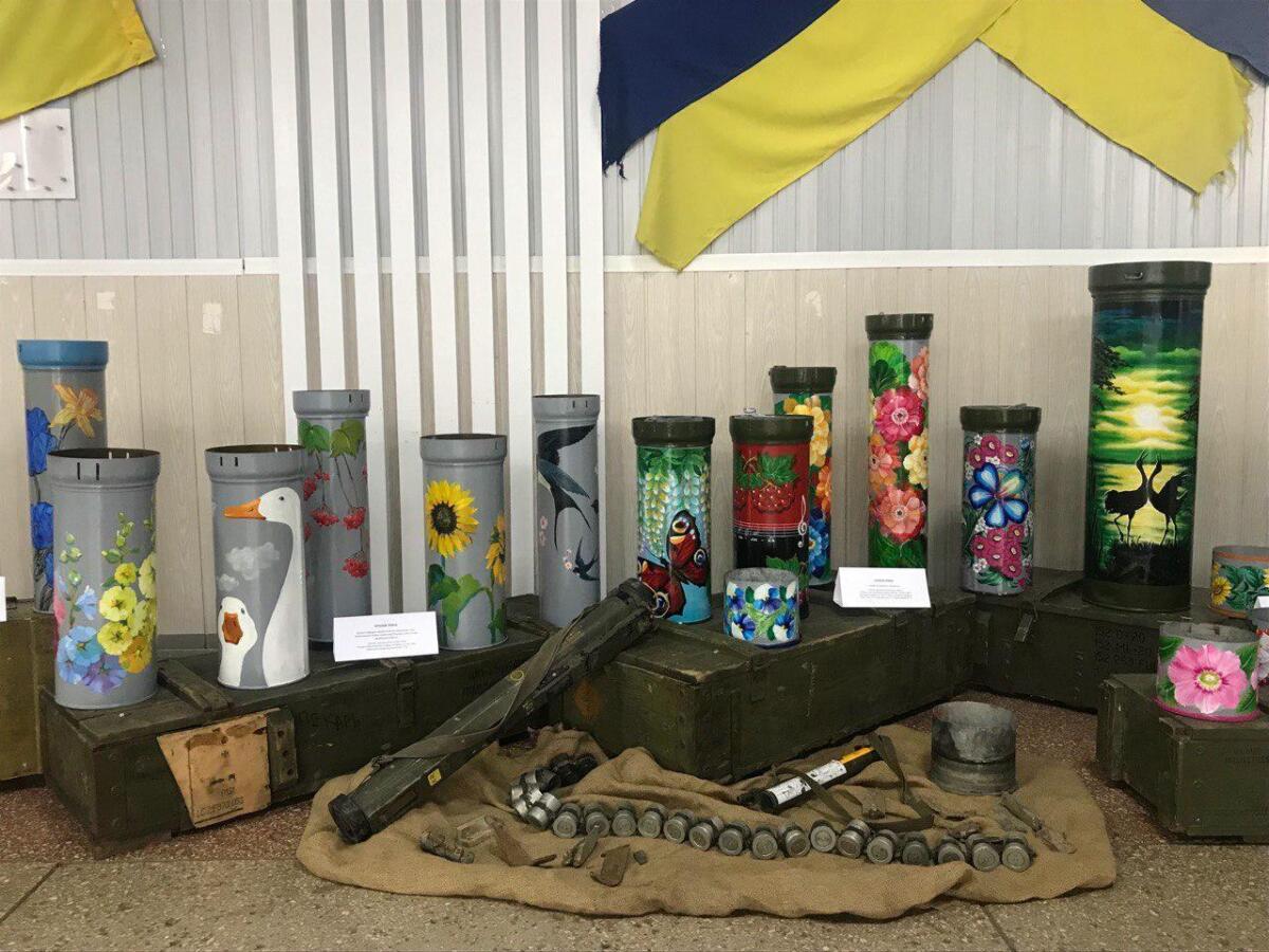 «Дизайн Перемоги»: у Кривому Розі представили виставку воєнних артоб’єктів (ФОТО)