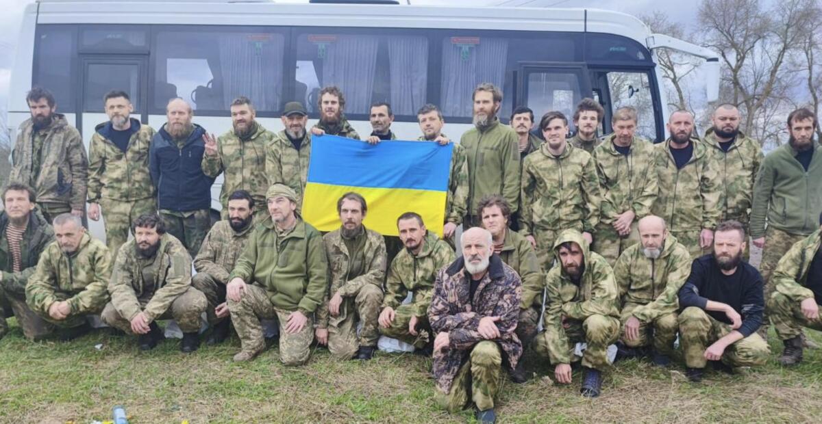 Між Україною та росією відбувся черговий обмін полоненими: додому повертається 130 захисників