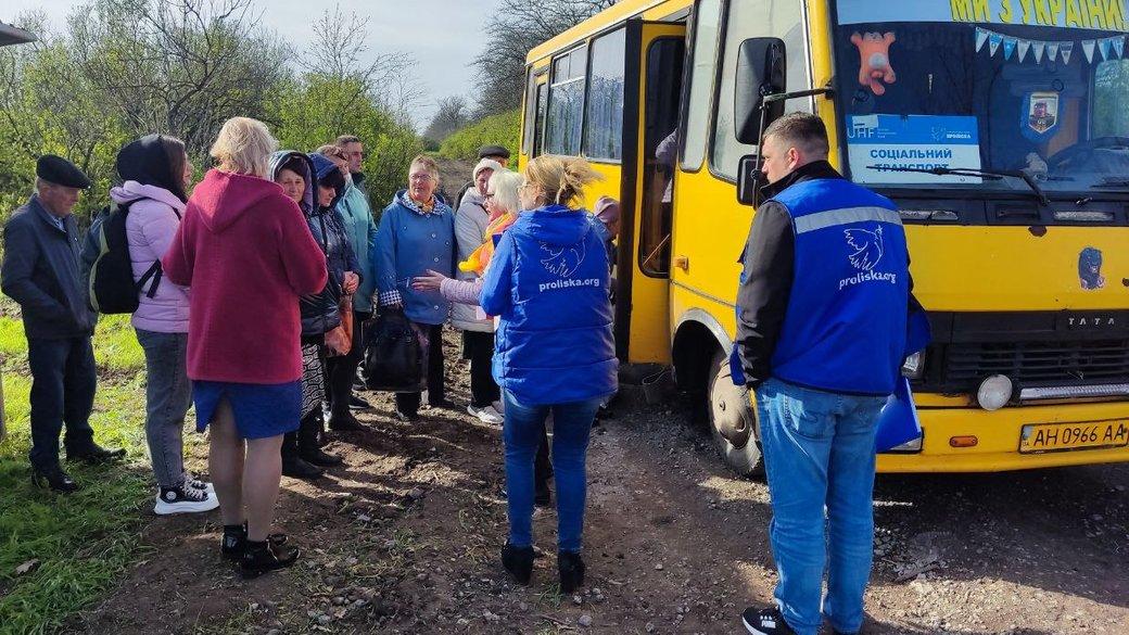 Для мешканців прифронтової частини Донеччини запустили соціальний автобус