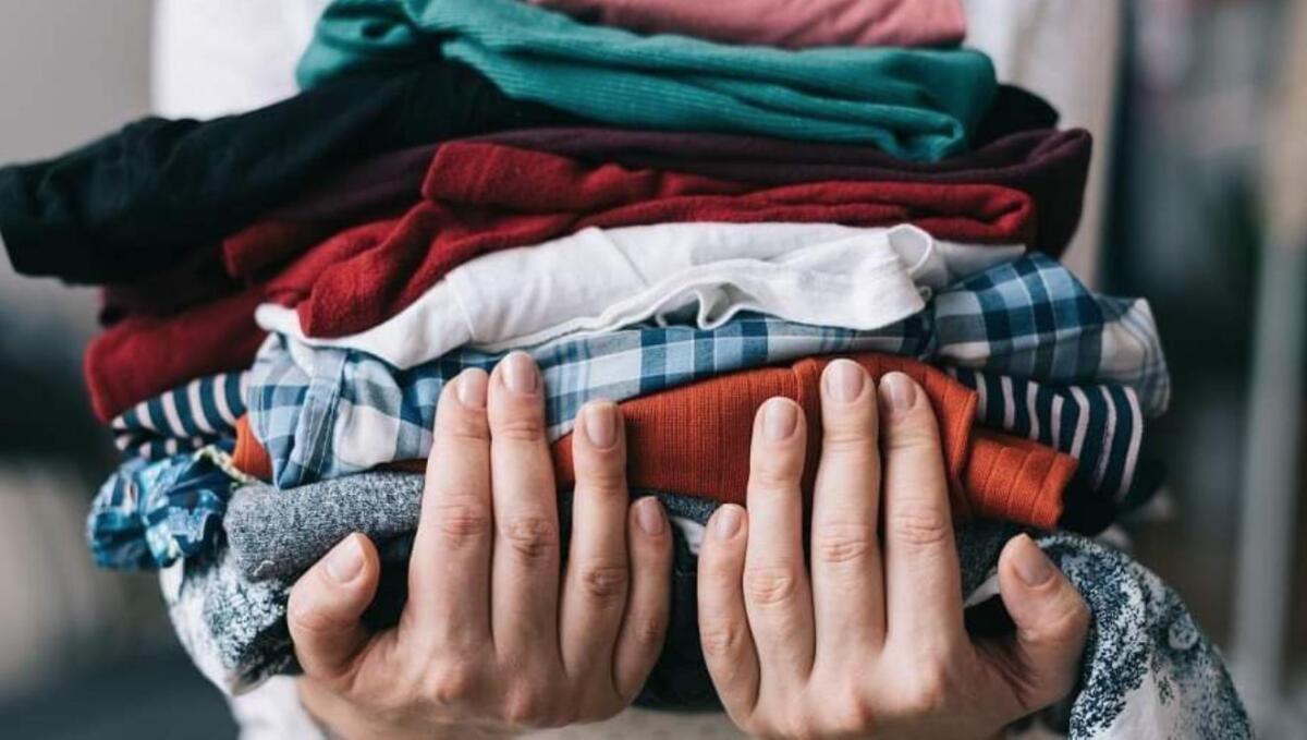У Дніпрі переселенцям видають одяг від благодійного фонду: як отримати