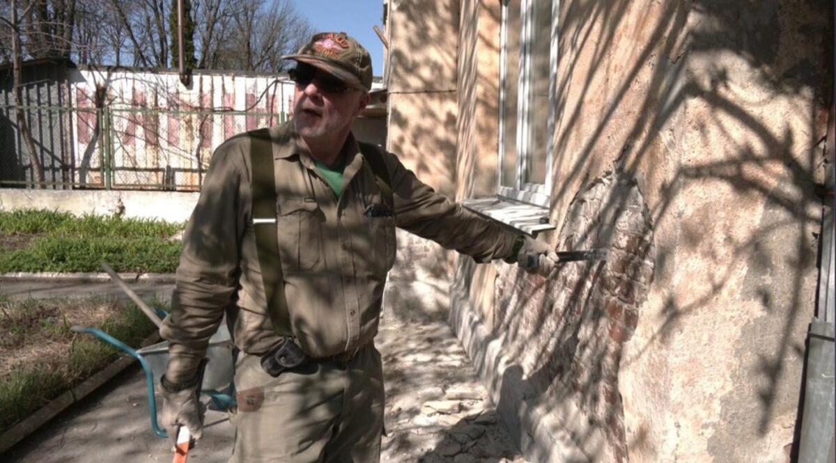 У Львові австралійський волонтер допомагає облаштувати прихисток для переселенців