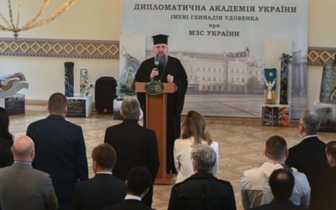 У відкритті виставки картин на рештках російських ракет взяв участь митрополит Епіфаній