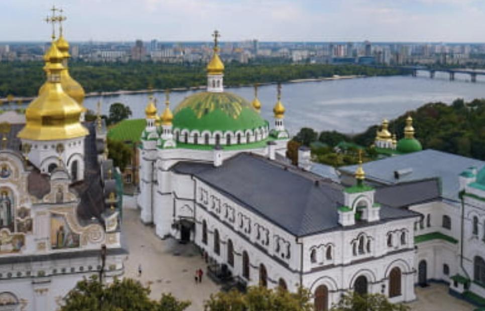 У Лаврі священнослужителі погрожували активістам