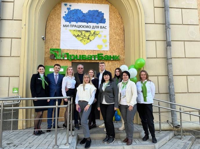 У центрі Харкова відновило роботу відділення ПриватБанку