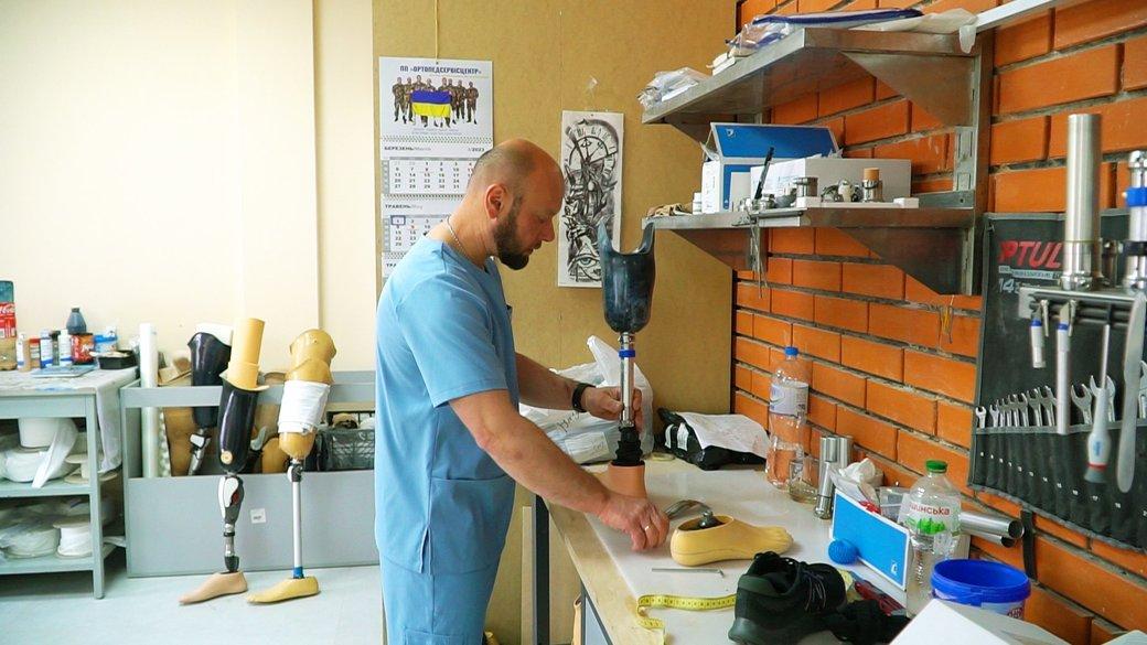 У Вінниці безкоштовно виготовляють протези для українських бійців
