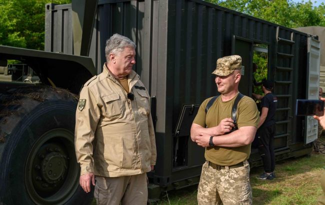 П’ятий президент України привіз тягач Foden та мобільний шиномонтаж десантникам на Донеччину