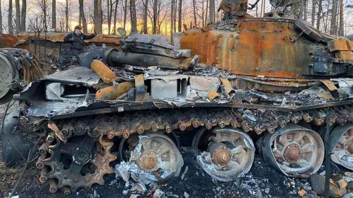 ЗСУ продовжують знищувати бронетехніку та артилерію ворога: Генштаб оновив втрати росіян