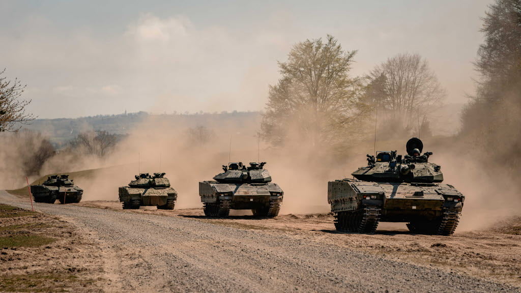 Українські військові, що опановували у Швеції БМП CV90, повернулися на батьківщину