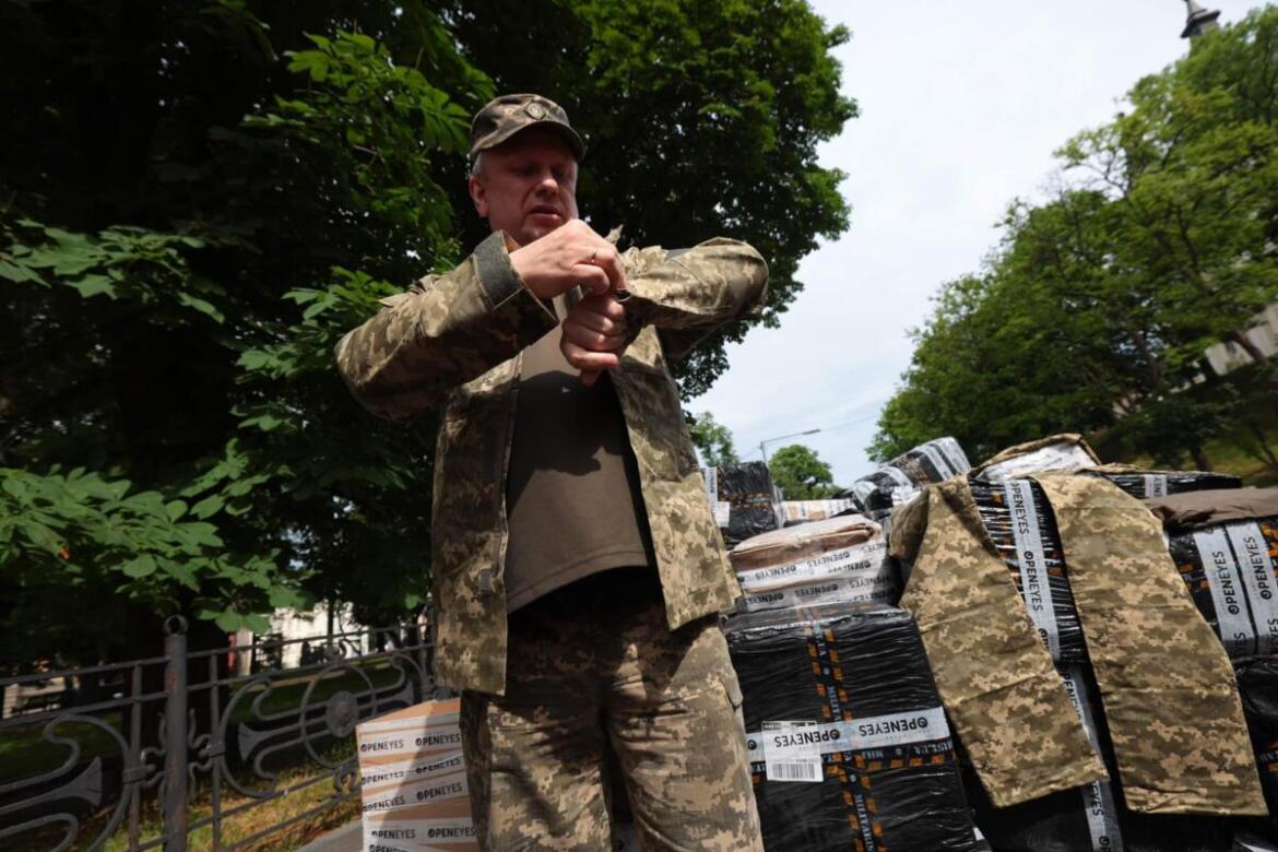 Львовские благотворители передали украинским защитникам 900 комплектов летней формы