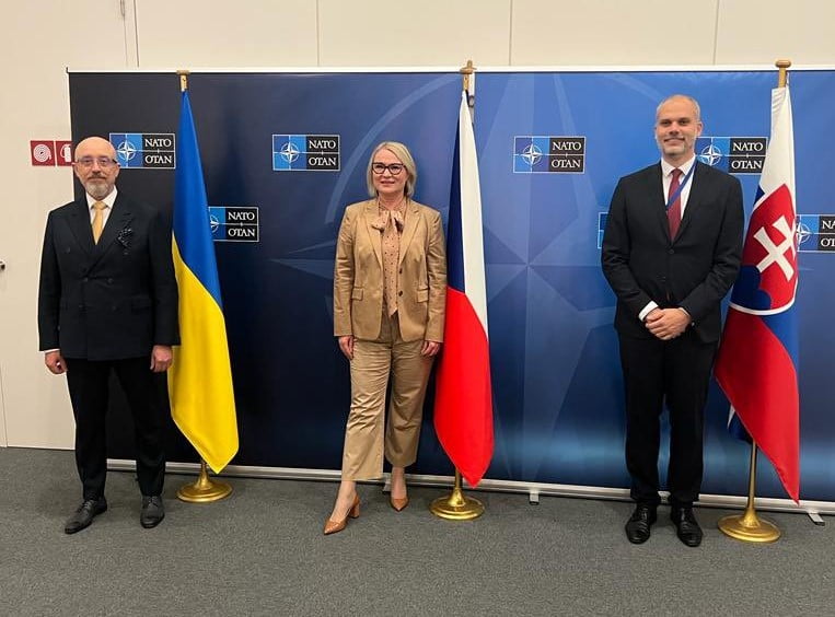 Чехія та Словаччина допоможуть Україні купувати та ремонтувати БМП – Резніков