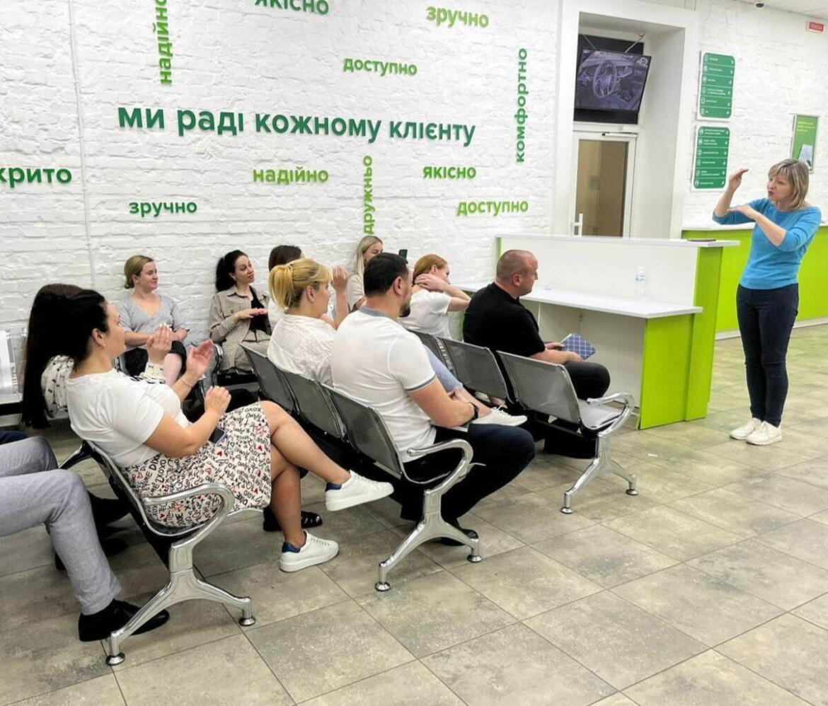 Адміністраторів сервісних центрів МВС навчають жестової мови – міністерство