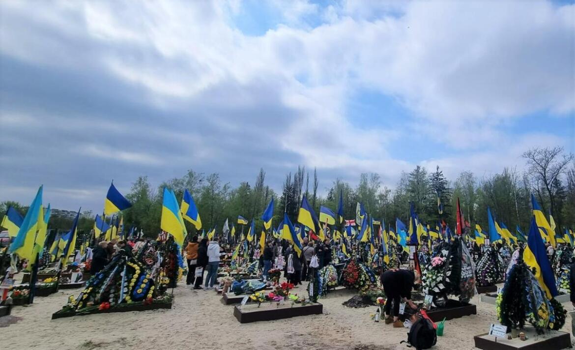 В столице в местах почетных захоронений планируют установить мемориалы единого образца – городской совет