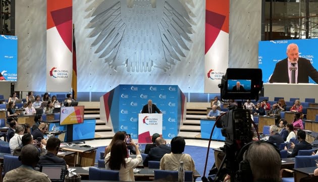 Виступ росіянина на Глобальному медіафорумі у Німеччини перервали сирени повітряної тривоги (відео)