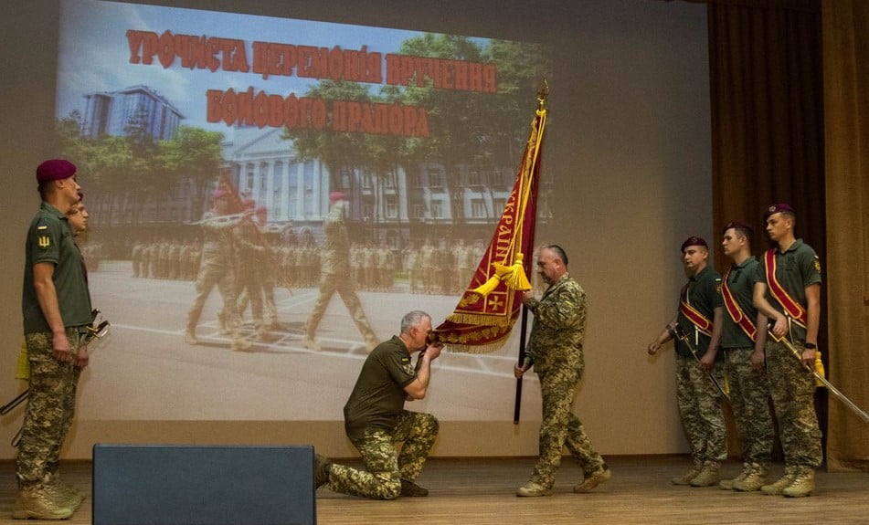 Генерал Павлюк вручив Бойовий Прапор Національному університету оборони України