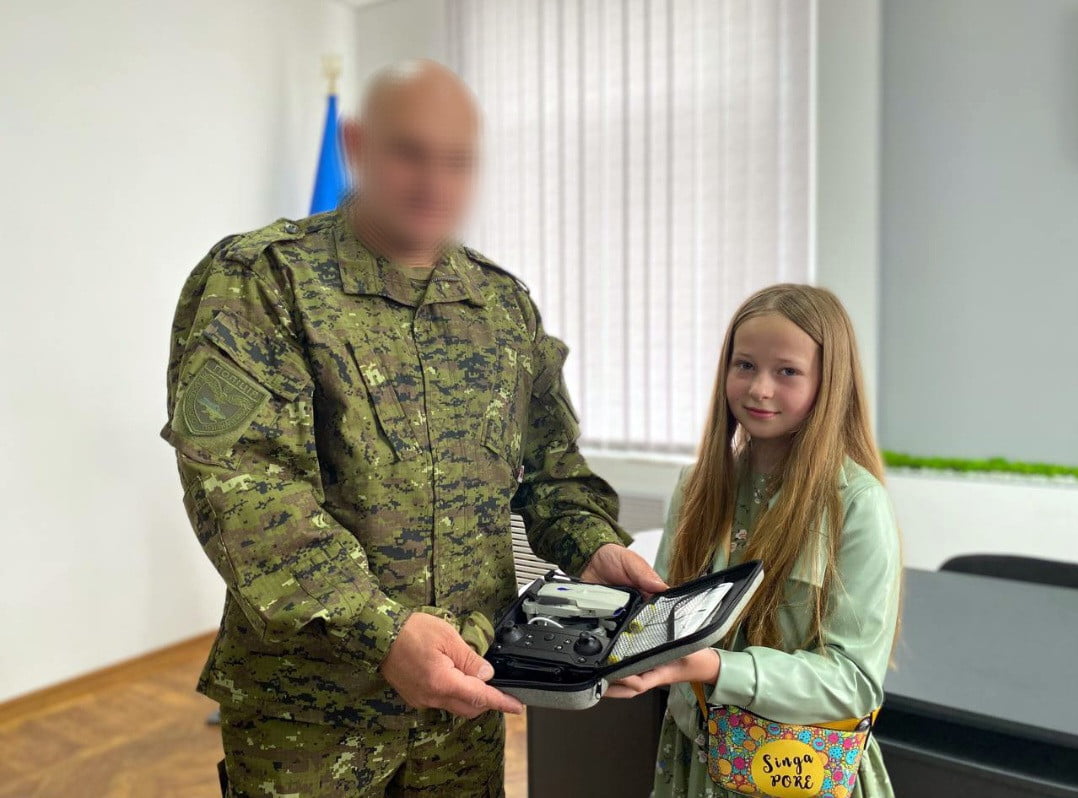 9-річна дівчинка виготовляла та продавала прикраси з бісеру, щоб заробити на дрон спецпризначенцям