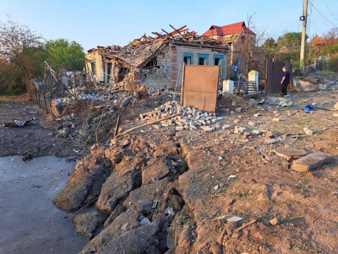 Внаслідок ворожої атаки по Дніпру поранено двоє дітей, пошкоджено будинки та авто – ОВА