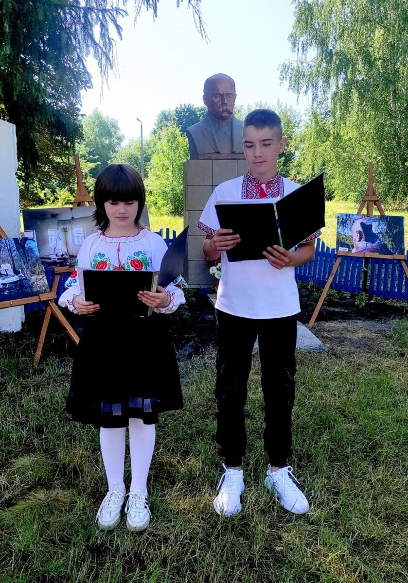 На Чернігівщині відреставрували пам’ятник Кобзарю, розстріляний російськими окупантами