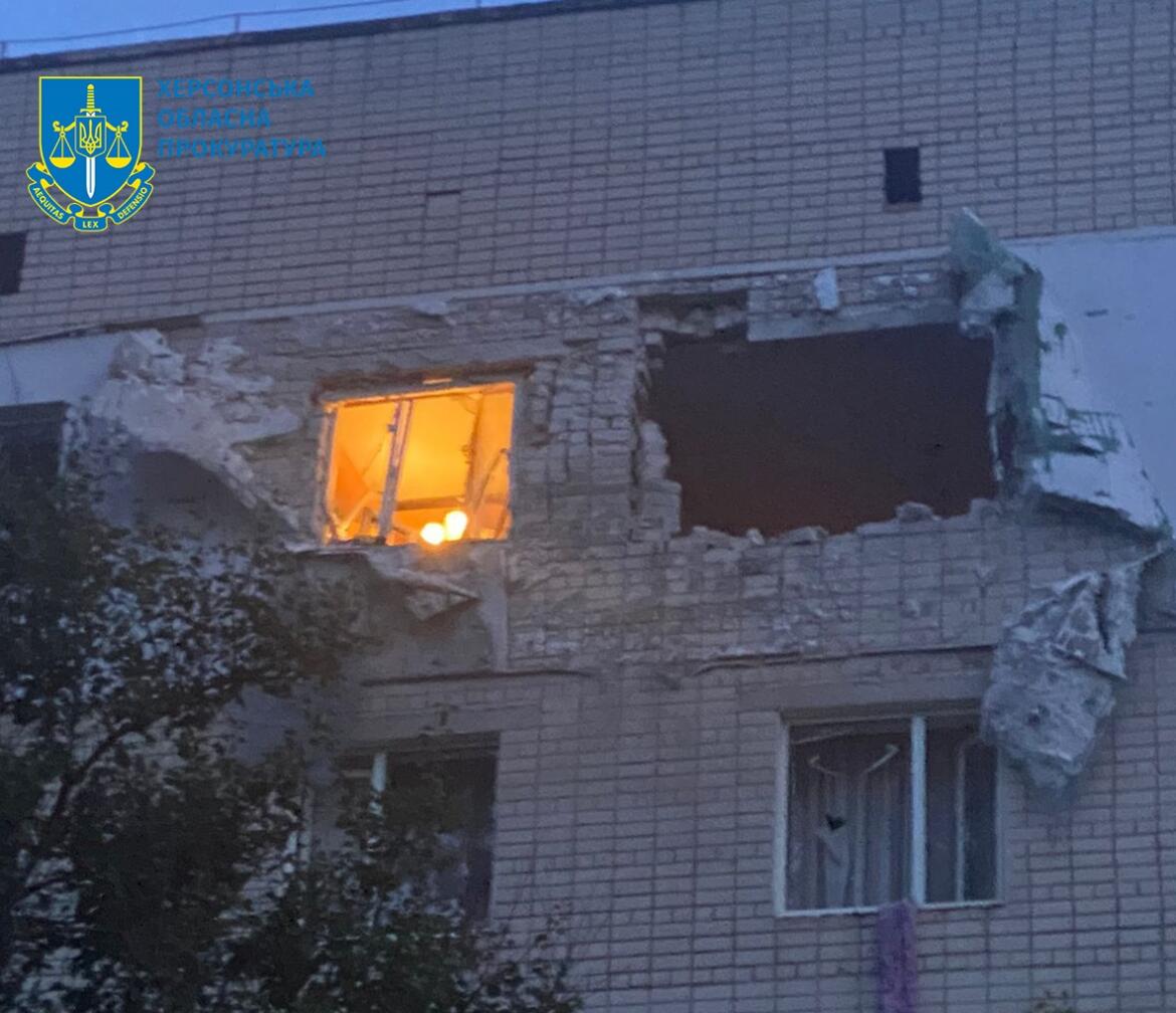 Внаслідок влучення снаряду в 5-поверхівку у Херсоні під завалами загинув чоловік