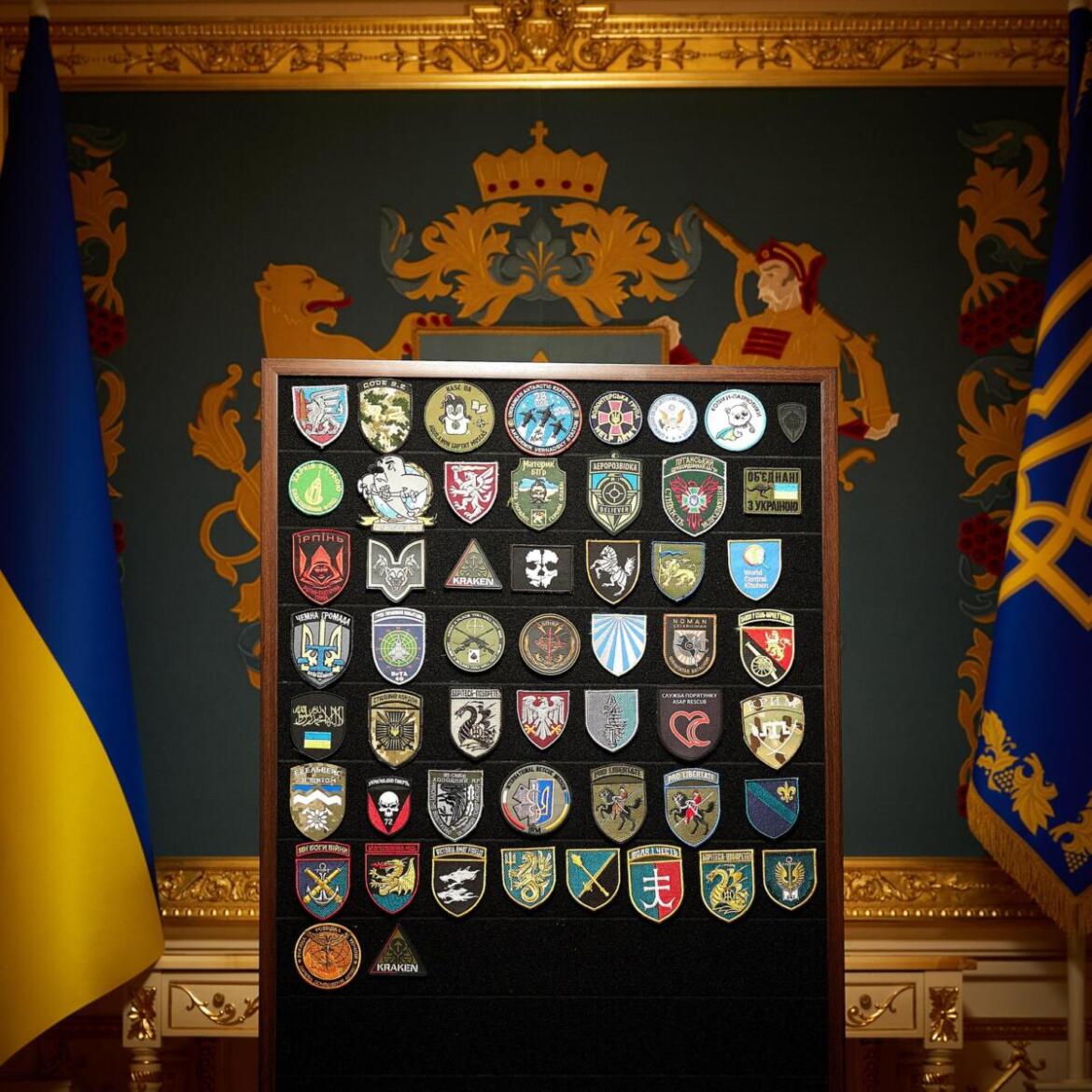 Зеленський показав у соцмережах свою колекцію військових шевронів