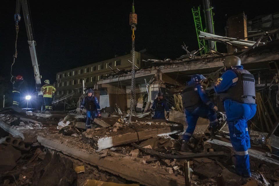Внаслідок ракетного удару по Краматорську загинуло 8 людей: ДСНС продовжують розбирати завали