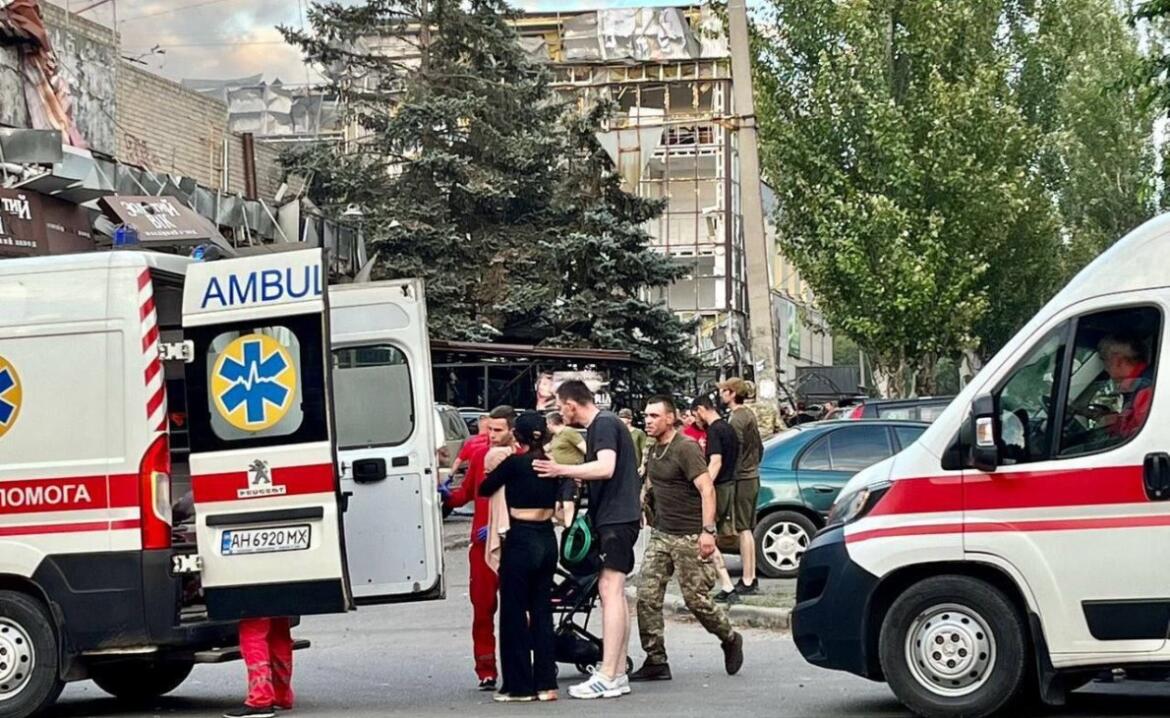 Російська пропаганда виправдовує ракетний удар по кафе у центрі Краматорська, вигадуючи фейки про «корпоратив військових» та «іноземних найманців»
