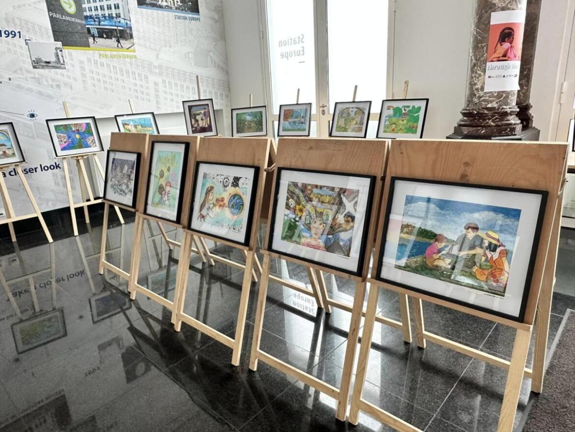 В Европарламенте экспонируют рисунки юных украинцев о будущем без войны