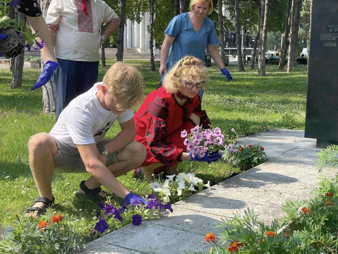 В Северной Македонии украинцы высадили цветы у памятника Тарасу Шевченко