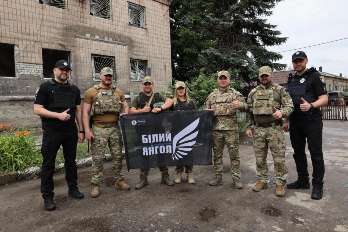 Поліцейським, що несуть службу у прифронтових районах Донеччини, вручили відзнаки