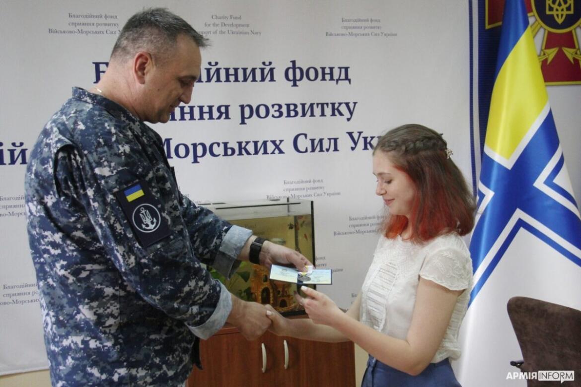 Командувач ВМС вручив 15-річній волонтерці почесну відзнаку від Залужного