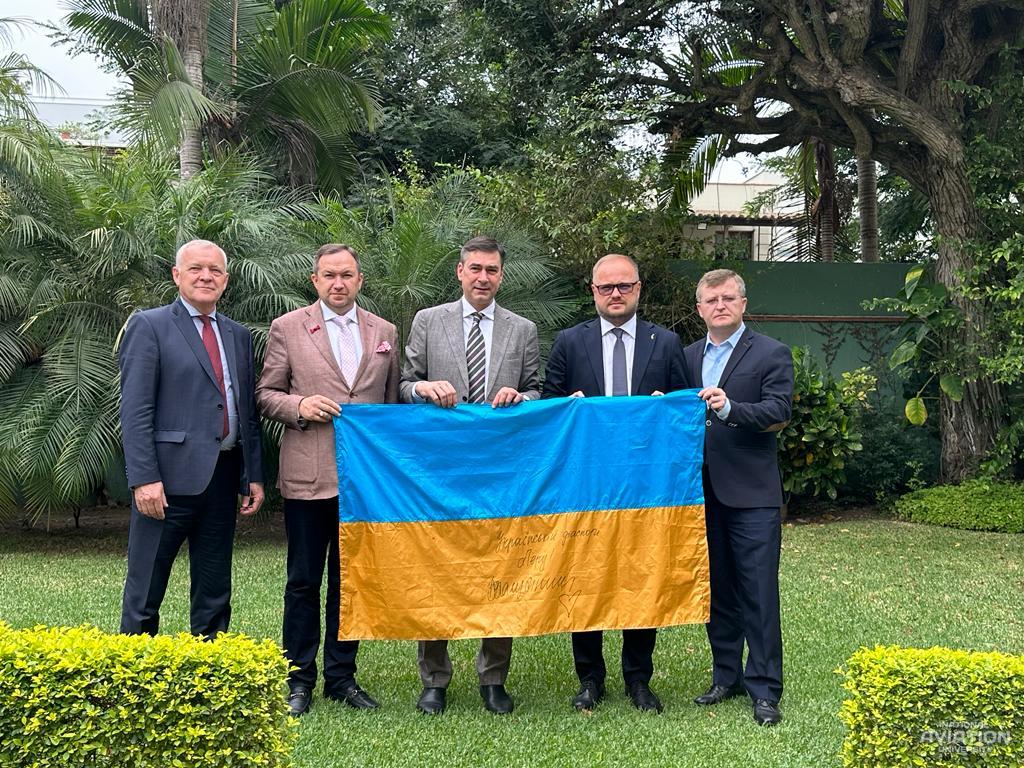 У Перу українське посольство передало діаспорі прапор з підписом Залужного