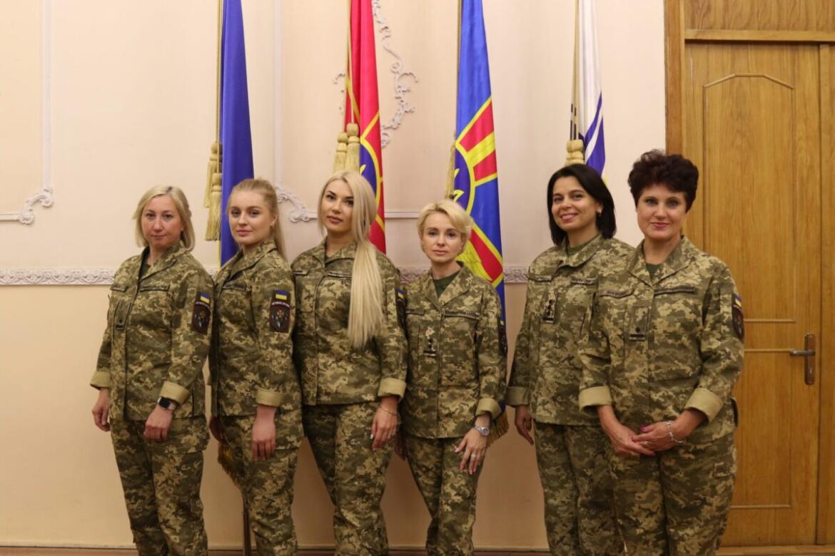 Обновленную летнюю полевую женскую форму одежды представило Министерство обороны