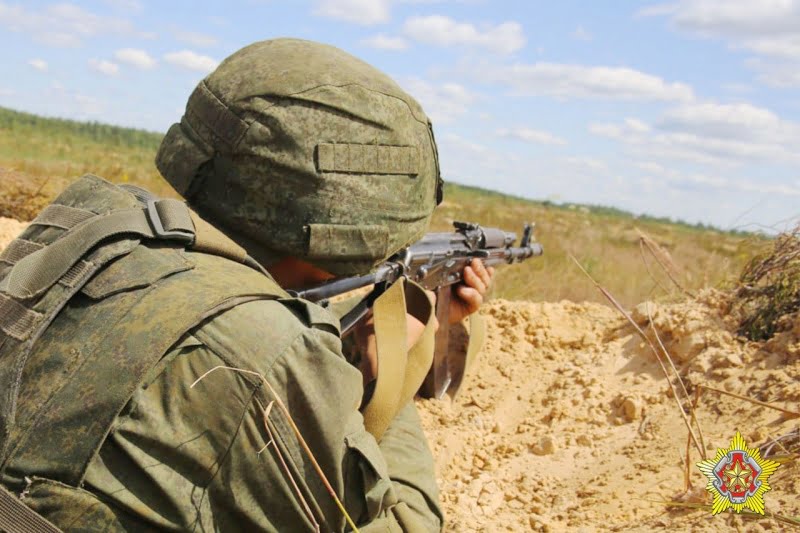 Білорусь провела бойові стрільби на кордоні з ЄС під час саміту НАТО
