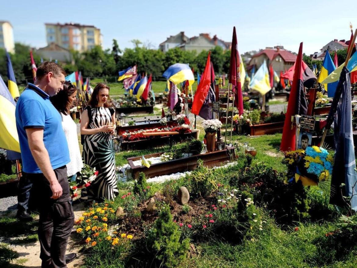 Посол Канади вшанувала пам’ять українських захисників і захисниць на Личаківському цвинтарі у Львові