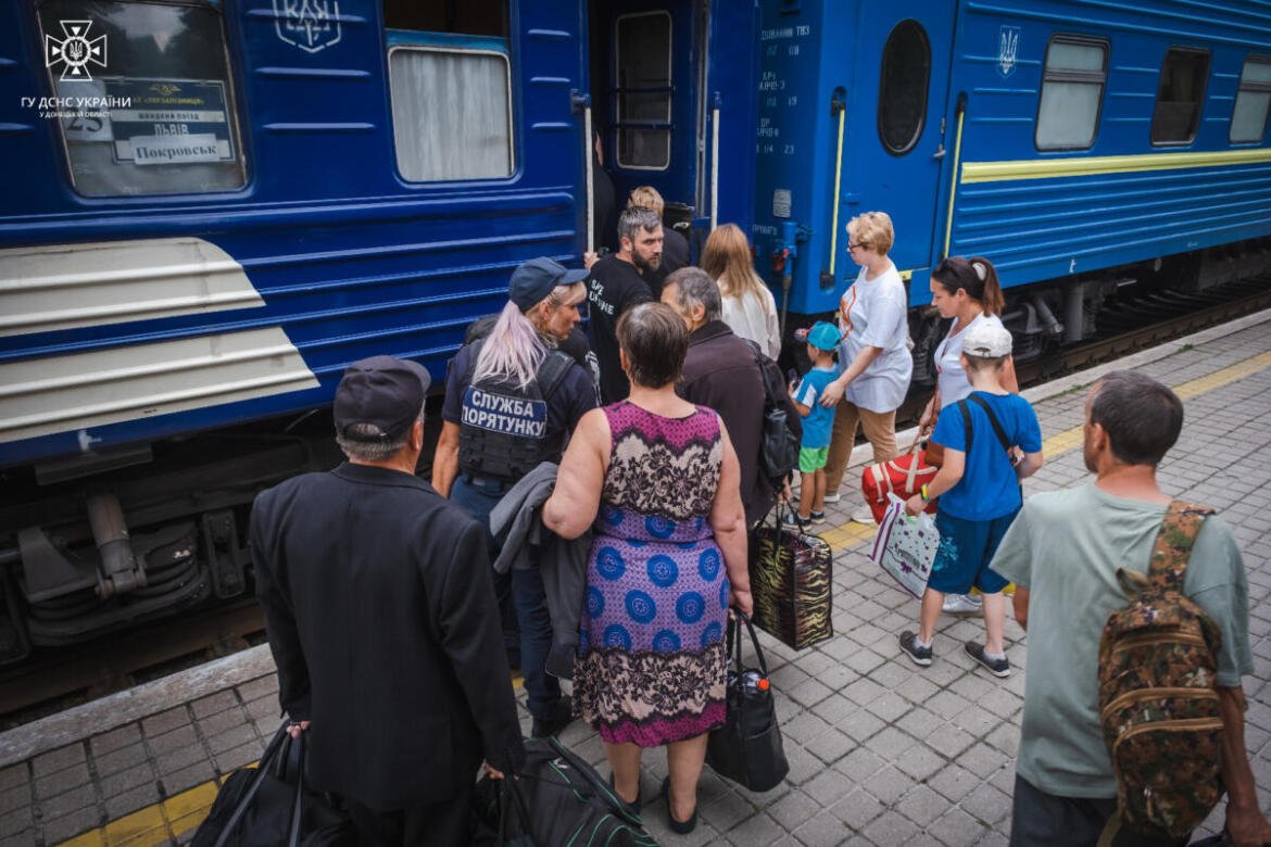 На Донеччині рятувальники допомагають з евакуацією мешканцям небезпечних районів