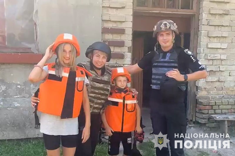 Запорожские полицейские помогли эвакуировать двоих детей из прифронтового поселка