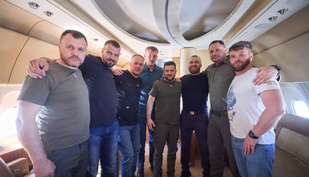 У Зеленського розповіли, як командирів-азовців повертали з Туреччини