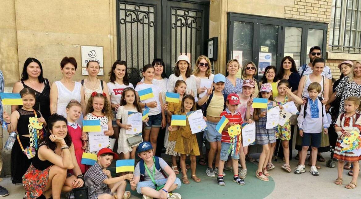 Випускники дитячих курсів української мови у Парижі отримали сертифікати