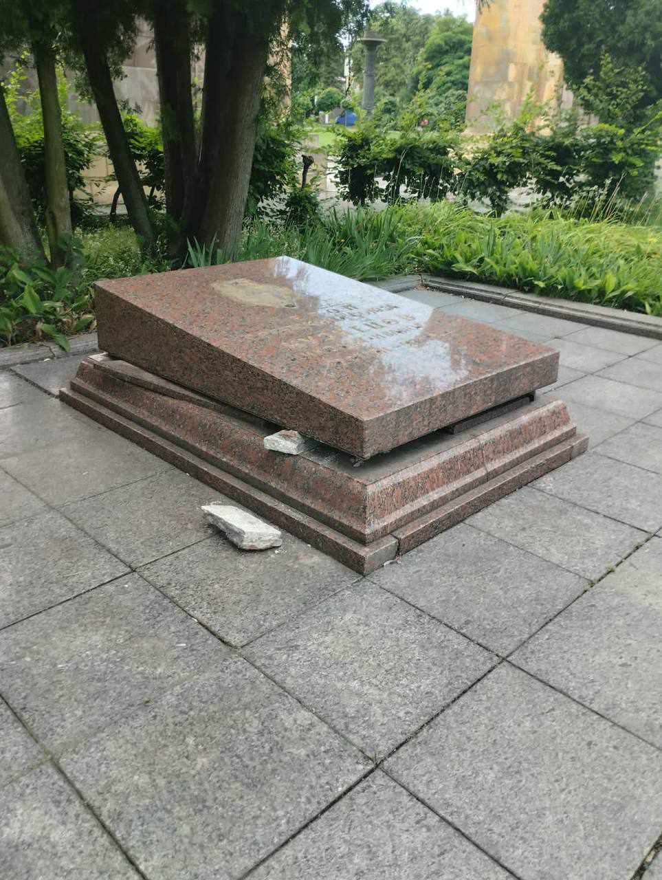 У Львові невідомі намагалися поцупити прах радянського розвідника Кузнєцова – міський голова