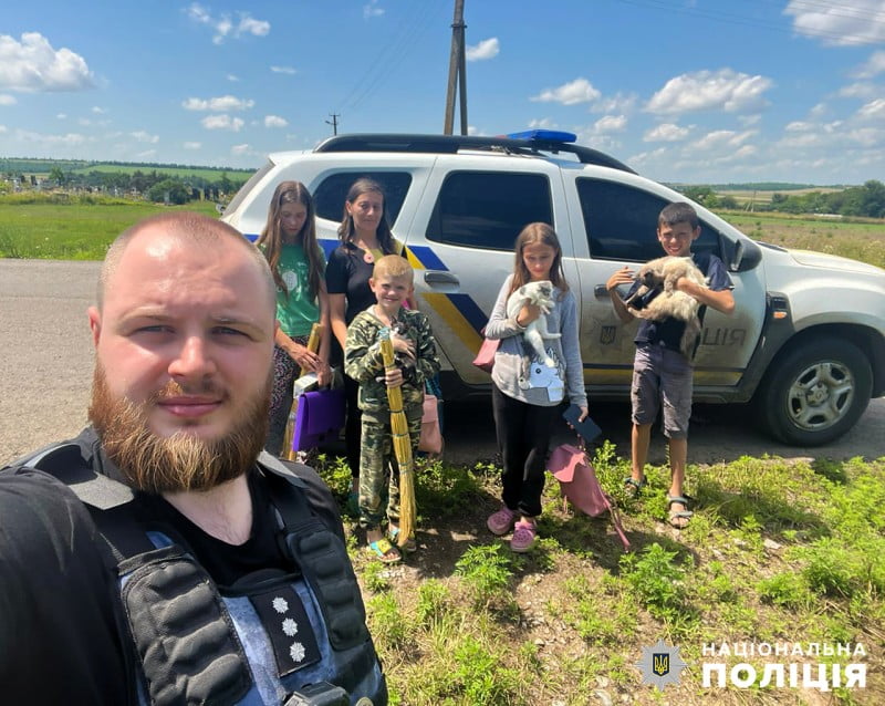 Поліцейські допомогли багатодітній родині евакуюватися з Гуляйполя до безпечного місця