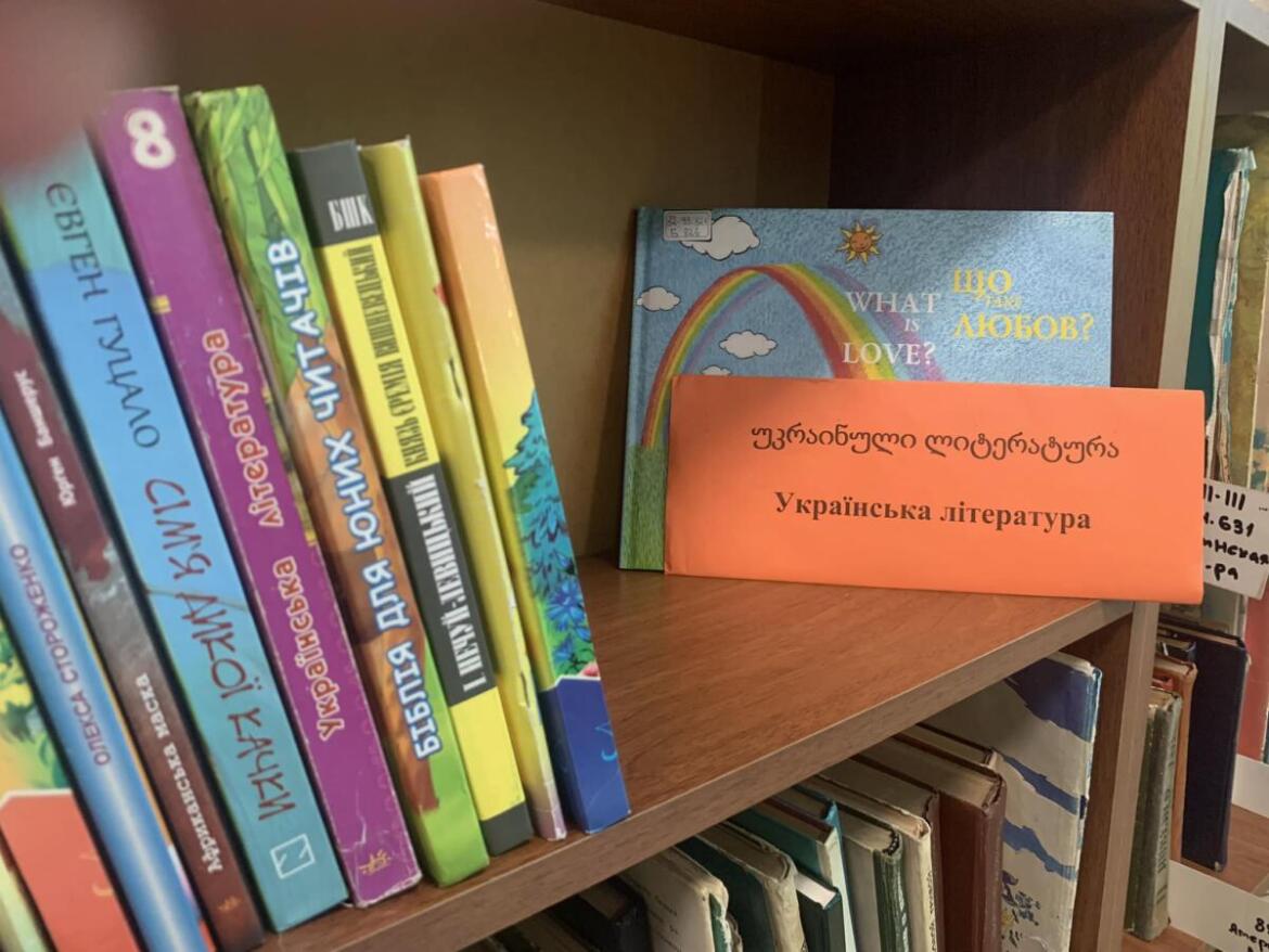 Українські діти в Грузії отримали книжки рідною мовою – посольство