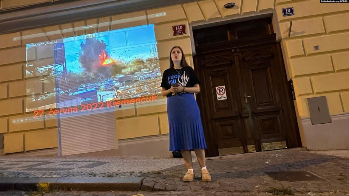 На стінах будинку російського ракетобудівельника у Празі показали наслідки ракетних ударів по Україні