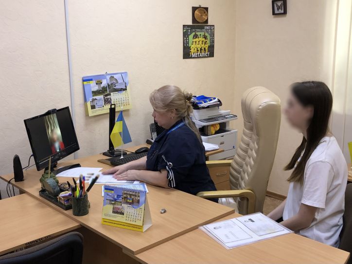 На Харківщині міграційна служба встановила особу дівчини через відеозвʼязок