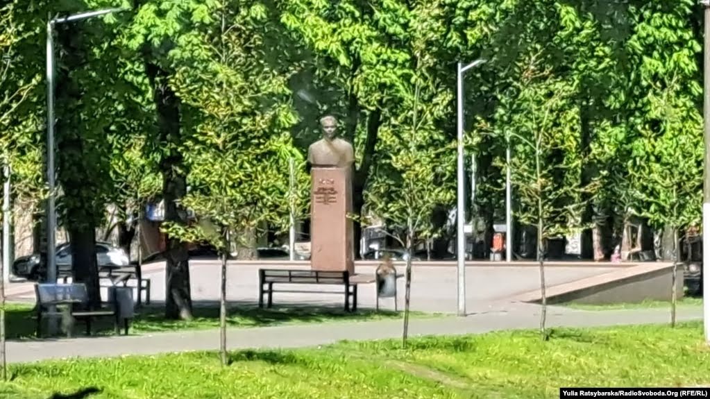 На Днепропетровщине из центрального сквера убрали бюст советского генсека