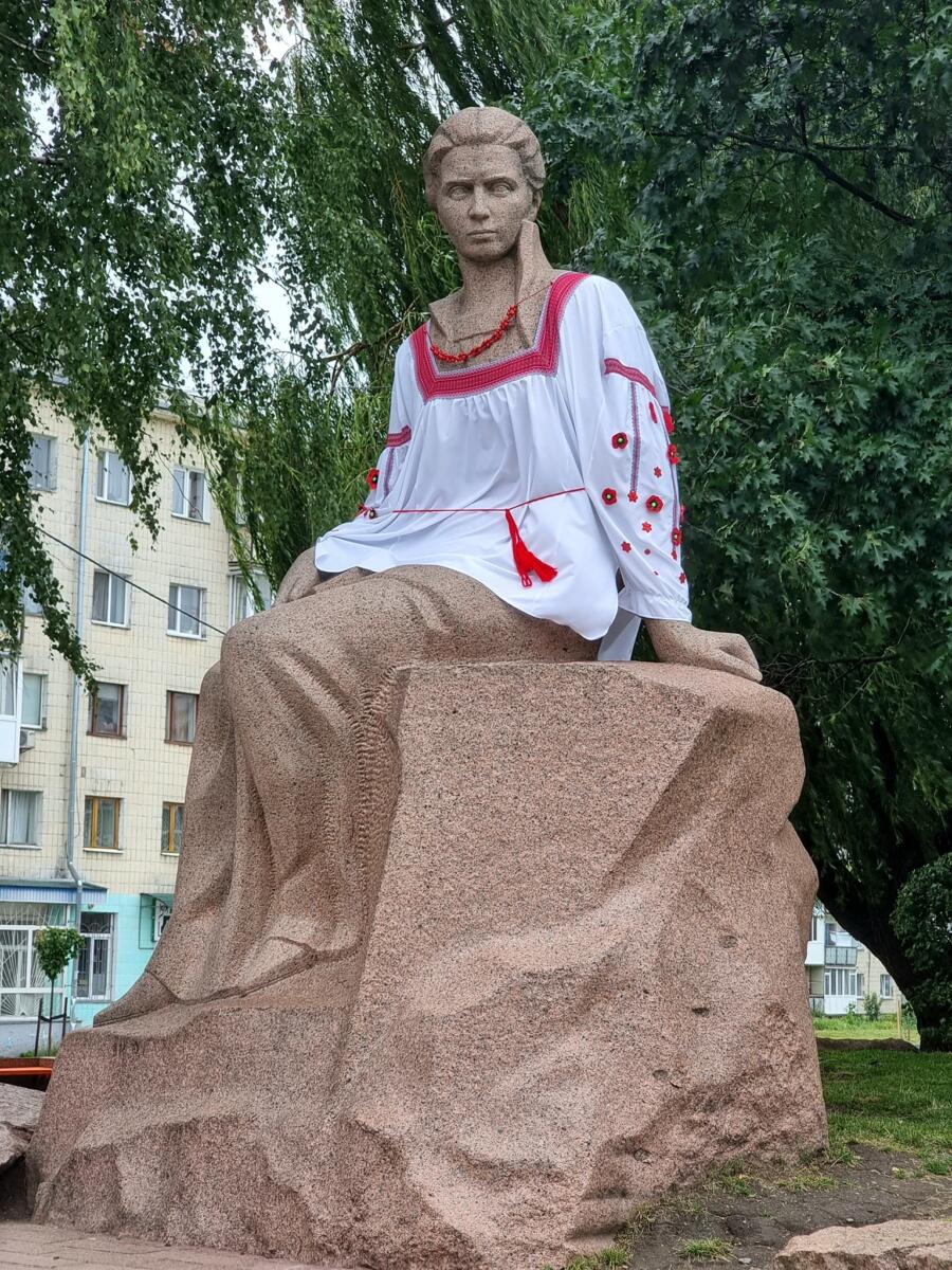 На Житомирщине Лесю Украинку нарядили в вышиванку