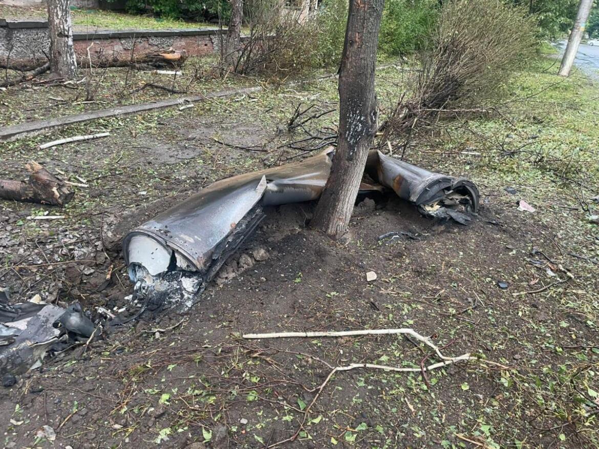 Ночью ракетную атаку пережил Славянск: из-за обстрелов пострадали многоэтажки
